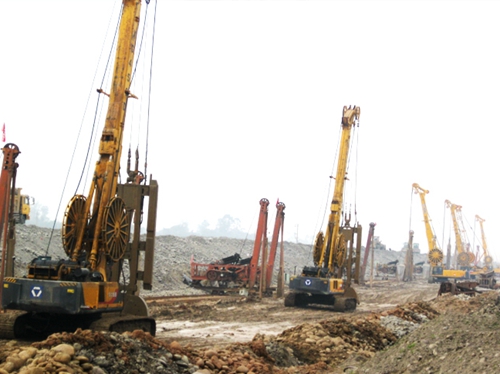 徐(xu)工連續牆機群樂(le)山施工