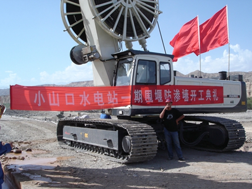 連續牆施工-新(xin)疆庫爾勒開都河(he)水電站圍堰工程(cheng)