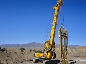 2025年12月基(ji)礎公司高(gao)新技術産(chan)品XG450D連續牆(qiang)在内蒙古(gǔ)工業園區(qū)1号水源地(di)防滲工程(chéng)施工